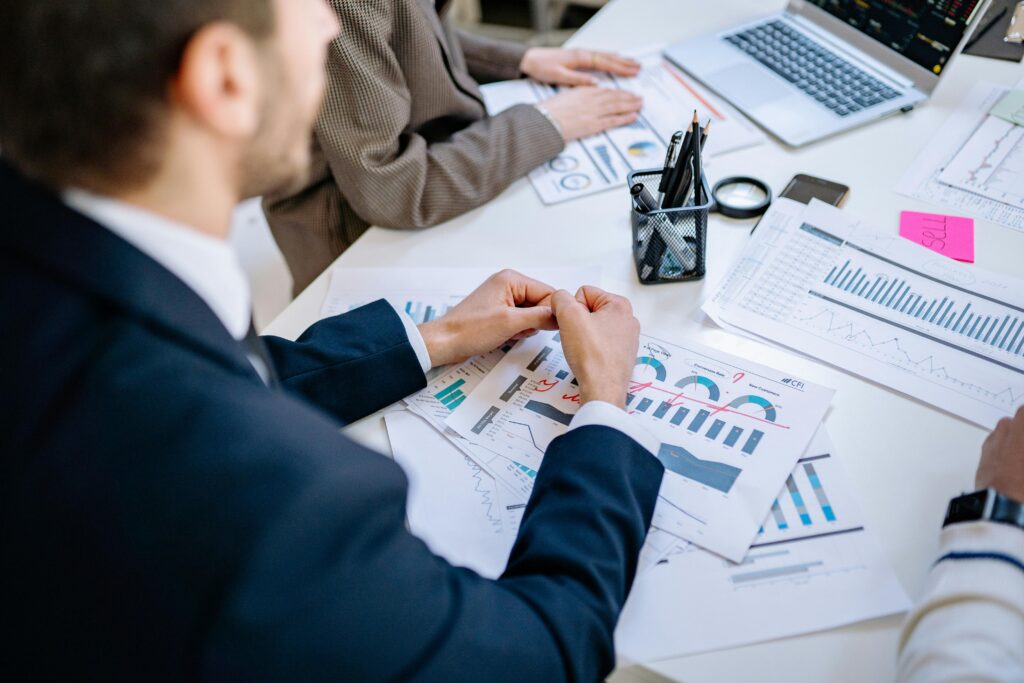 Como lideranças emocionalmente inteligentes transformam ambientes de trabalho
