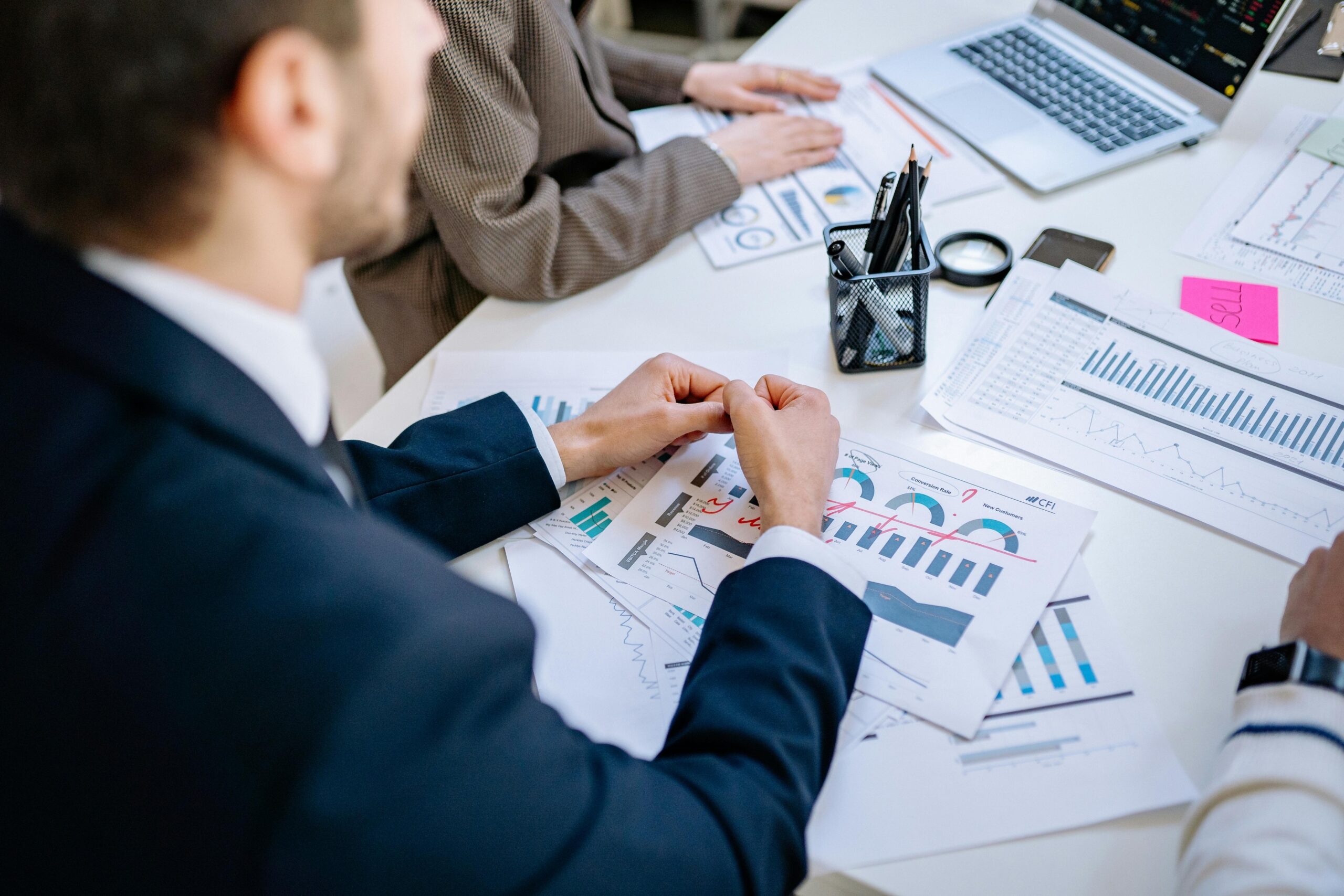 Como lideranças emocionalmente inteligentes transformam ambientes de trabalho